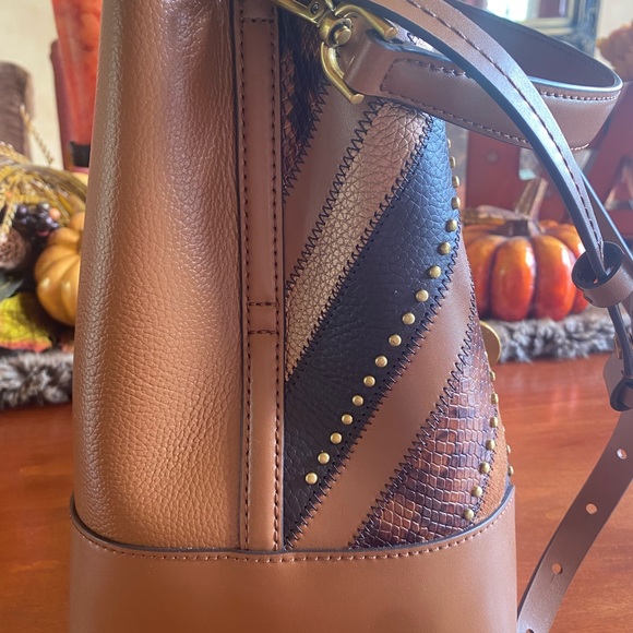 🤎”MICHAEL KORS MERCER BUCKET STYLE PURSE”🤎 - Picture 4 of 8